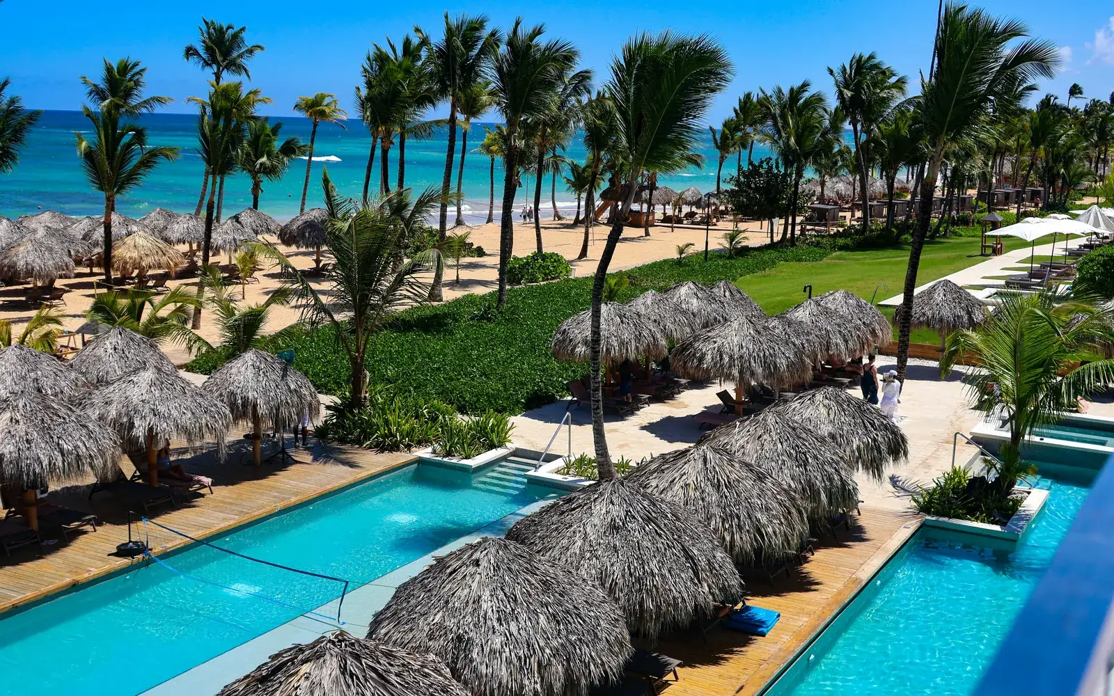 Resort tropical con piscinas y palmeras en Punta Cana