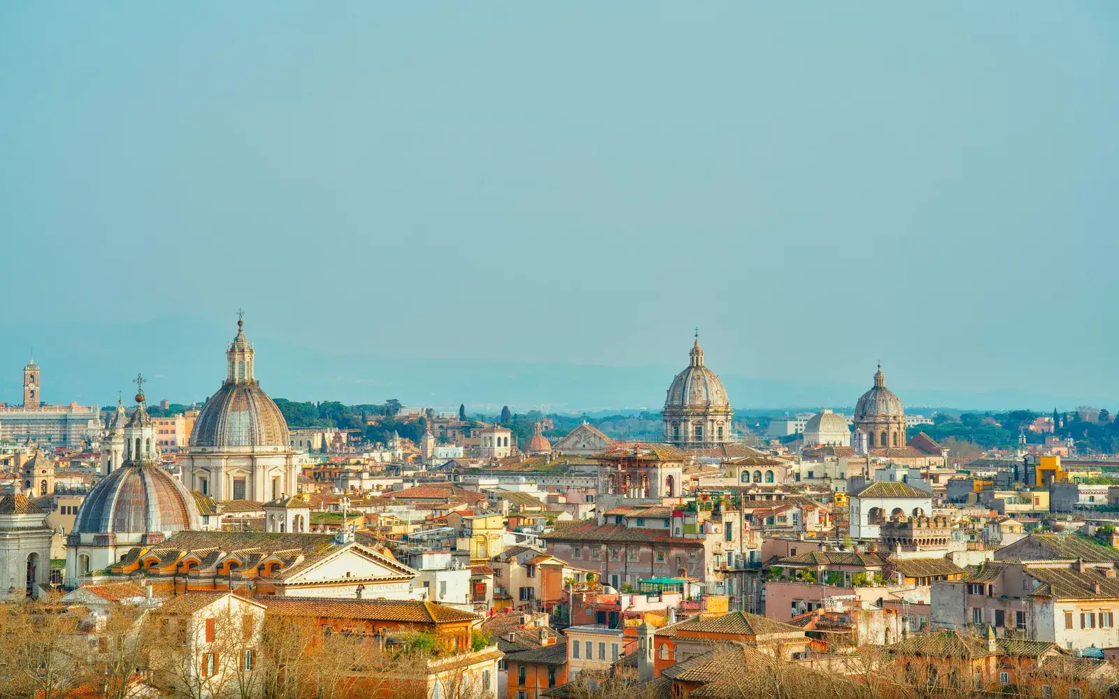 Vista panorámica de Roma y sus cúpulas históricas
